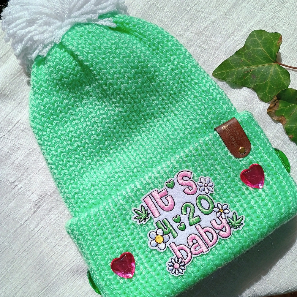 🍬 SOFT GRUNGE 🍬 Like New, Y2K Maximalist, winter beanie w pom pom, Mean Girl